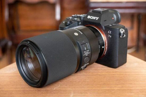 لنز سیگما Sigma 105mm f/2.8 DG DN Macro Art For Sony E حدود 715 گرم وزن، 13.4 سانتی&zwnj;متر طول و 62 میلی&zwnj;متر قطر دارد