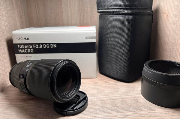 روی بدنه Sigma 105mm f/2.8 دو حلقه به چشم می&zwnj;خورد که هر یک از آن&zwnj;ها وظایف جداگانه&zwnj;ای دارد
