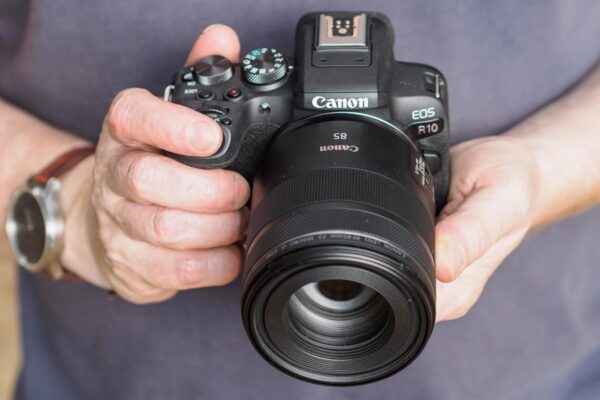 دوربین Canon EOS R10 برای چه کسانی مناسب است؟ دوربین Canon EOS R10 برای چه کسانی مناسب است؟