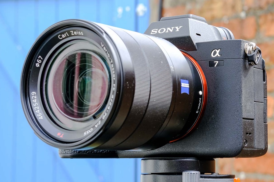مقایسه ویژگی‌ها و قابلیت‌های اضافی دوربین سونی a7s iii با سونی a7 iv