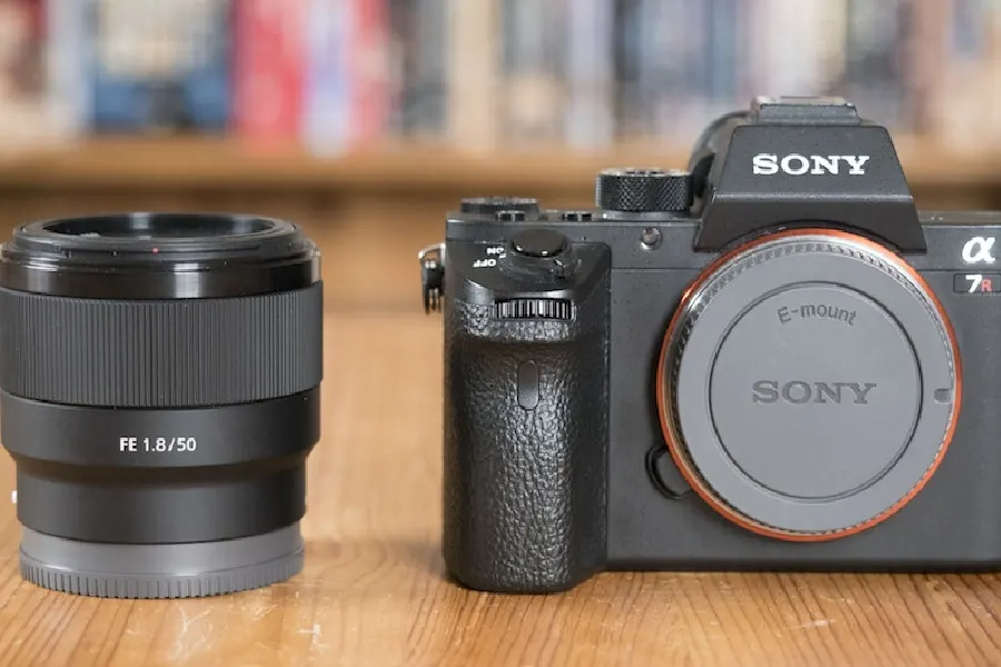 لنز سونی FE 50mm f/1.8؛ یک لنز مقرون‌به‌صرفه و کاربردی