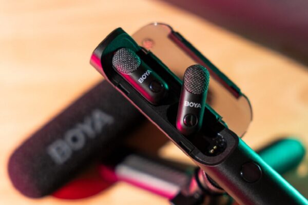 بررسی ویژگیهای میکروفون بی سیم یقه ای مگنتی و دستی BOYA Magic 02 بررسی ویژگیهای میکروفون بی سیم یقه ای مگنتی و دستی BOYA Magic 02
