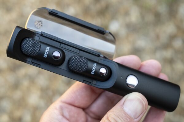 باتری قوی میکروفون بی سیم یقه ای مگنتی و دستی BOYA Magic 02 باتری قوی میکروفون بی سیم یقه ای مگنتی و دستی BOYA Magic 02