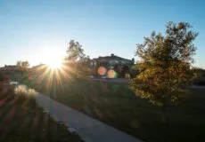 پدیده‌های نوری Lens Flare و Ghosting از جذاب‌ترین اما گاهی مزاحم‌ترین اثراتی هستند که هنگام تابش مستقیم نور به لنز به‌وجود می‌آیند و می‌توانند حال‌وهوای تصویر را کاملاً تغییر دهند. Lens Flare با ایجاد هاله‌ها و بازتاب‌های نوری، حس درام یا فضای سینمایی می‌سازد، در حالی که Ghosting باعث ایجاد تصاویر محو و شبح‌گونه در بخش‌های روشن می‌شود. شناخت این دو پدیده و نحوه کنترل یا استفاده خلاقانه از آن‌ها به شما کمک می‌کند عکس‌هایی با جلوه‌های بصری جذاب‌تر ثبت کنید.