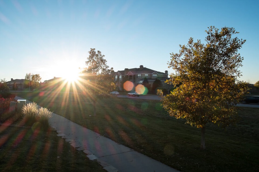 پدیده&zwnj;های نوری Lens Flare و Ghosting از جذاب&zwnj;ترین اما گاهی مزاحم&zwnj;ترین اثراتی هستند که هنگام تابش مستقیم نور به لنز به&zwnj;وجود می&zwnj;آیند و می&zwnj;توانند حال&zwnj;وهوای تصویر را کاملاً تغییر دهند. Lens Flare با ایجاد هاله&zwnj;ها و بازتاب&zwnj;های نوری، حس درام یا فضای سینمایی می&zwnj;سازد، در حالی که Ghosting باعث ایجاد تصاویر محو و شبح&zwnj;گونه در بخش&zwnj;های روشن می&zwnj;شود. شناخت این دو پدیده و نحوه کنترل یا استفاده خلاقانه از آن&zwnj;ها به شما کمک می&zwnj;کند عکس&zwnj;هایی با جلوه&zwnj;های بصری جذاب&zwnj;تر ثبت کنید.