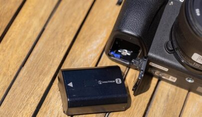 از شارژ تا شات آخر! بررسی مشکلات باتری دوربین برای عکاسان