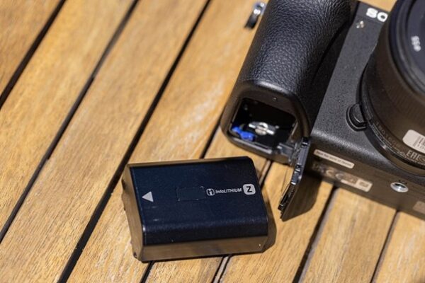 از شارژ تا شات آخر! بررسی مشکلات باتری دوربین برای عکاسان